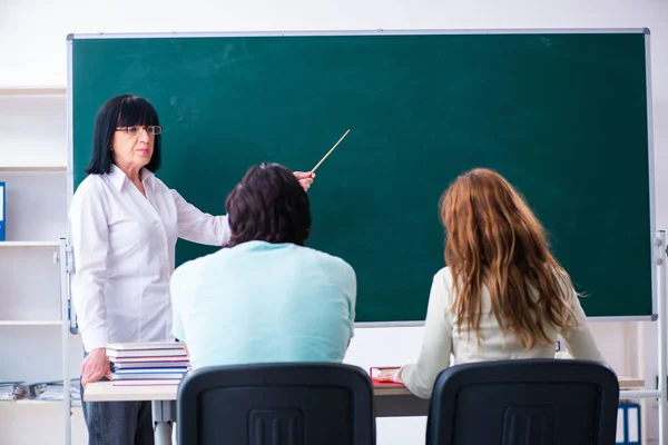 Alte Lehrer und Schüler im Klassenzimmer — Stockfoto