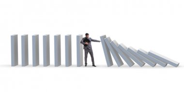 İş adamı iş konseptinde domino etkisini engelliyor