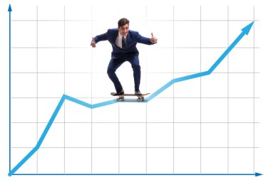 Finans grafiğinde kaykaya binen iş adamı