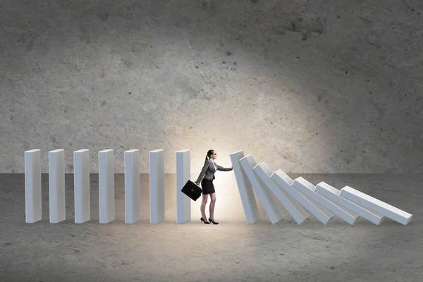 Affärskvinna förhindrar dominoeffekt i Business Concept — Stockfoto