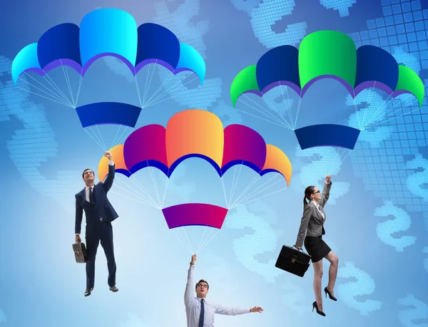 Affärsmän faller ner på fallskärmar — Stockfoto