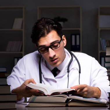 Geceleri üniversite sınavlarına hazırlanan bir tıp öğrencisi.