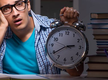 Sınavlara hazırlanan öğrenci gece geç saatte evde olacak.