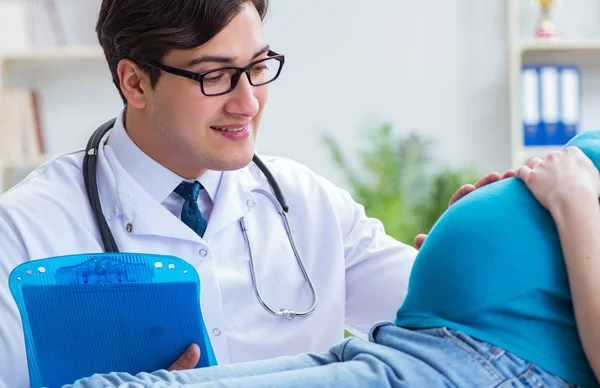 Médico examinando paciente grávida no hospital — Fotografia de Stock