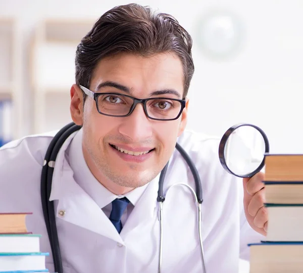 Student medycyny przygotowujący się do egzaminów uniwersyteckich — Zdjęcie stockowe
