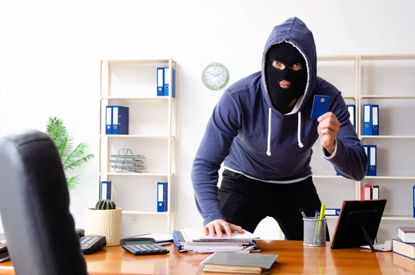 Hombre ladrón en pasamontañas en la oficina — Foto de Stock