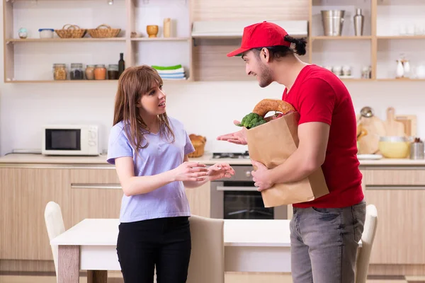 Giovane corriere maschile nel concetto di consegna di cibo — Foto Stock