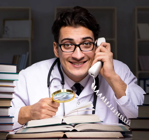 Estudante de medicina se preparando para exames universitários à noite — Fotografia de Stock