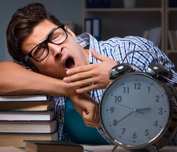 Étudiant se préparant pour les examens tard dans la nuit à la maison — Photo