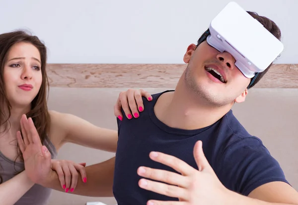 Frau und Mann mit Virtual-Reality-Brille im Bett — Stockfoto