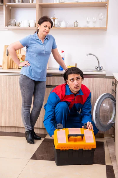 Genç erkek tamirci tamir çamaşır makinesi — Stok fotoğraf