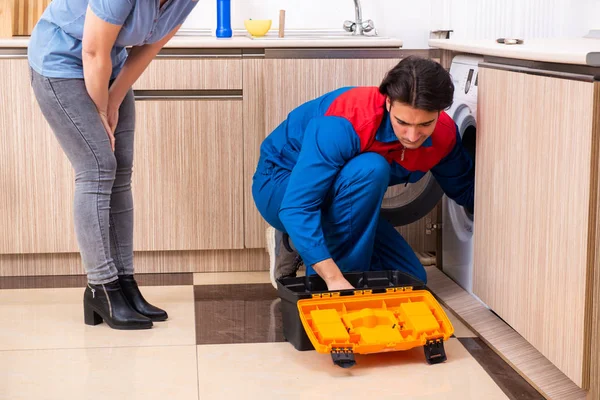 Jonge mannelijke reparman repareren wasmachine — Stockfoto