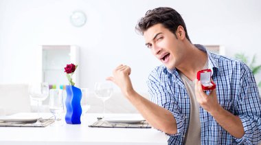 Bir erkek sevgilisiyle romantik bir randevuya hazırlanıyor.