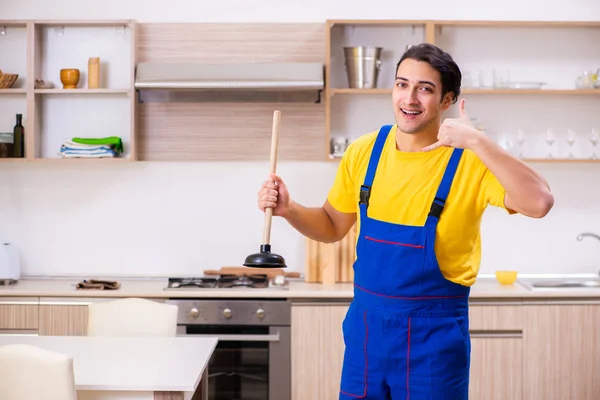 Jonge mannelijke aannemer repareren kraan thuis — Stockfoto