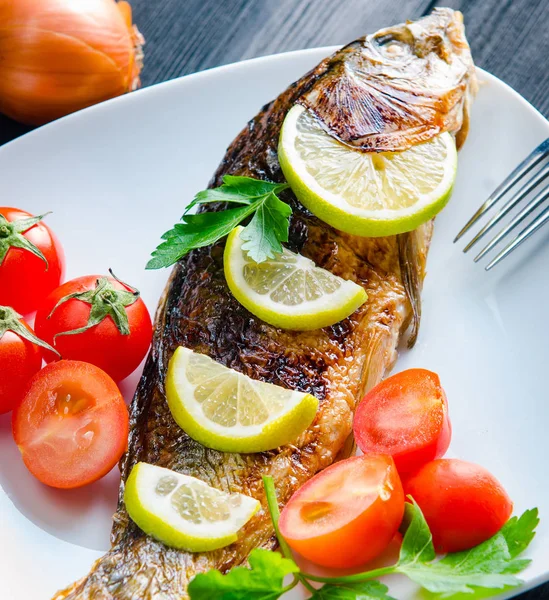 Pescado frito servido en el plato — Foto de Stock