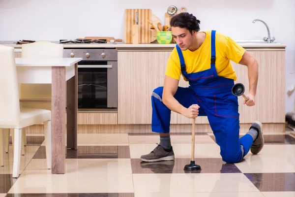 Jonge mannelijke aannemer repareren kraan thuis — Stockfoto