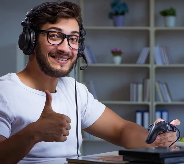 Jeune homme jouant à des jeux longues heures en retard au bureau — Photo