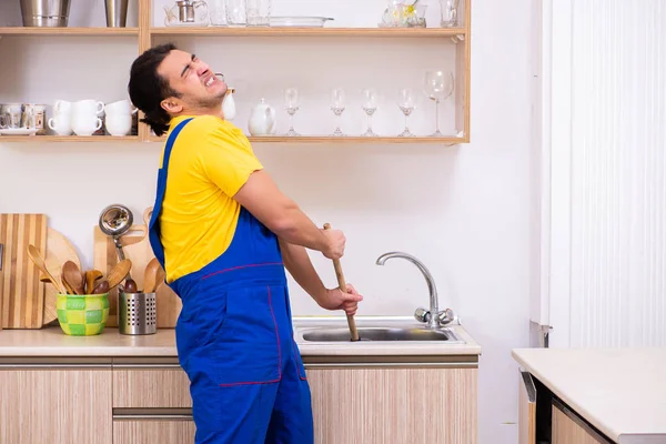 Giovane appaltatore maschio che ripara rubinetto a casa — Foto Stock