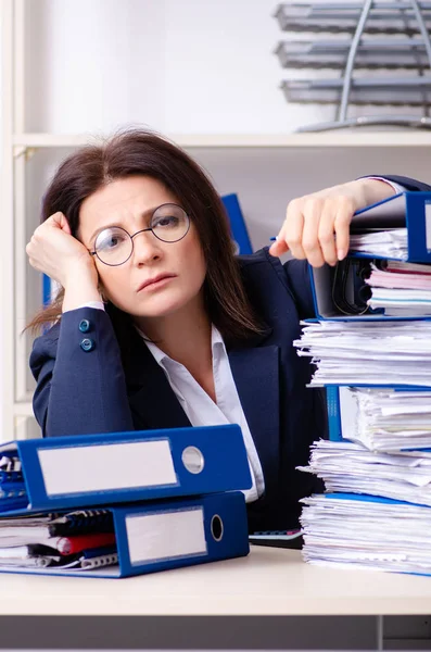 Бізнес-леді середнього віку незадоволені надмірною роботою — стокове фото