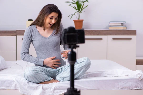 Zwangere vrouw opname video voor haar blog — Stockfoto