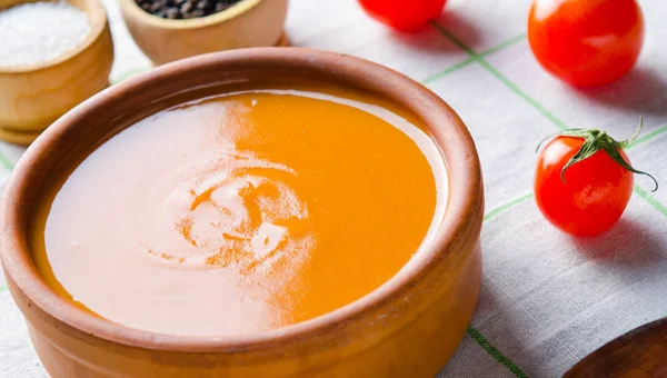Томатный суп в традиционном итальянском стиле — стоковое фото