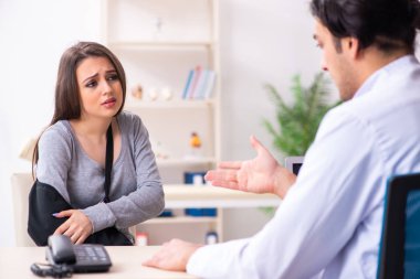 Genç erkek doktor ve kadın güzel hasta. 