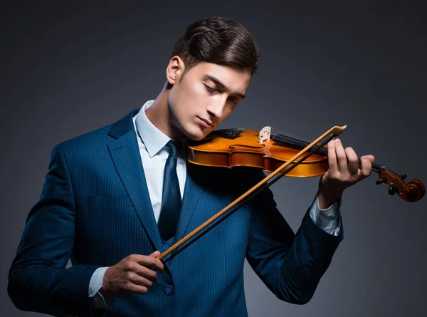 Joven tocando el violín en la habitación oscura —  Fotos de Stock