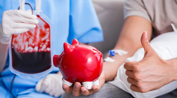 Patient getting blood transfusion in hospital clinic — Stock Photo, Image