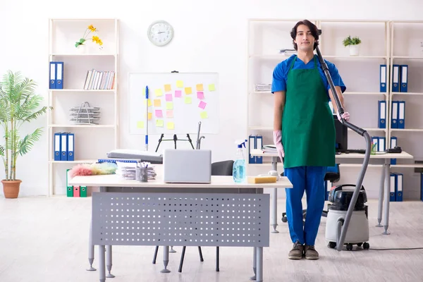 Männlich handsome professionell cleaner working im die büro — Stockfoto