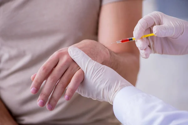 Male patient visitng doctor for shot inoculation — Stock Photo, Image