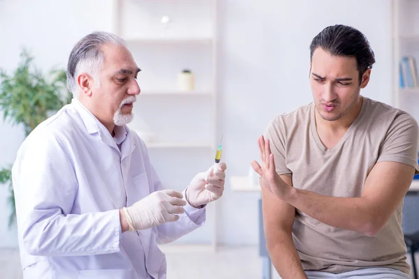 Männlicher Patient besucht Arzt wegen Impfung — Stockfoto