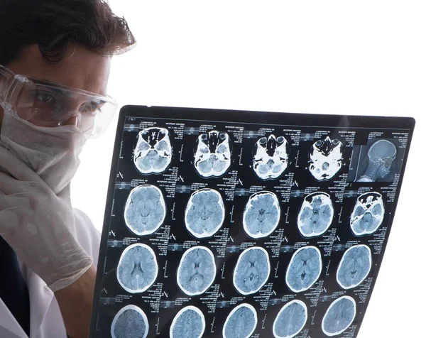 Ung läkare tittar på röntgenbilder isolerade på vit — Stockfoto