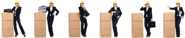 Žena stavitel s krabicí izolované na bílém — Stock fotografie