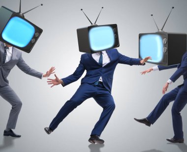 İnsan ve televizyon yerine medya zombisi kavramı