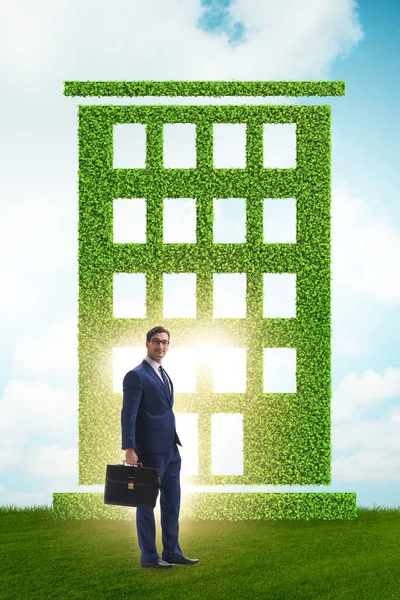 Empresário no conceito de habitação verde — Fotografia de Stock