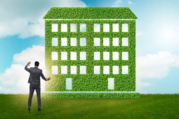 Biznesmen w koncepcji zielonej budownictwa mieszkaniowego — Zdjęcie stockowe