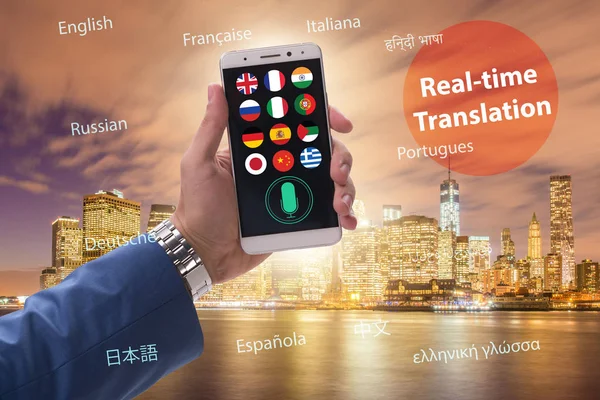 スマートフォンアプリでリアルタイム翻訳の概念 — ストック写真