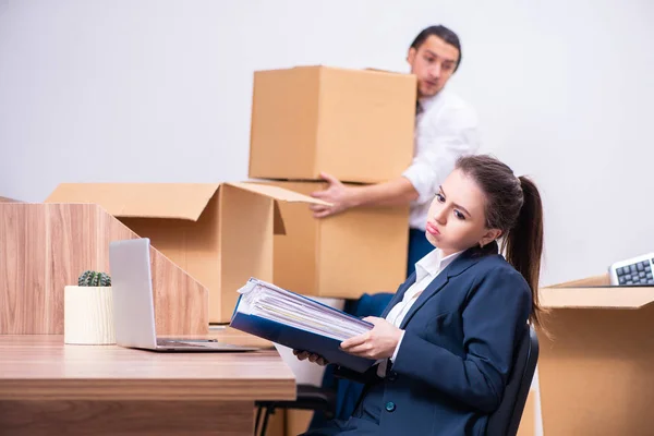 Dois funcionários sendo demitidos de seu trabalho — Fotografia de Stock