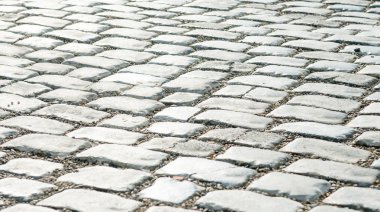 Geçmişin için kaldırım taşlarıyla döşenmiş yol.