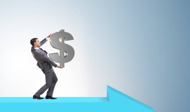 Parası olan bir işadamı ok işaretinde yürüyor.