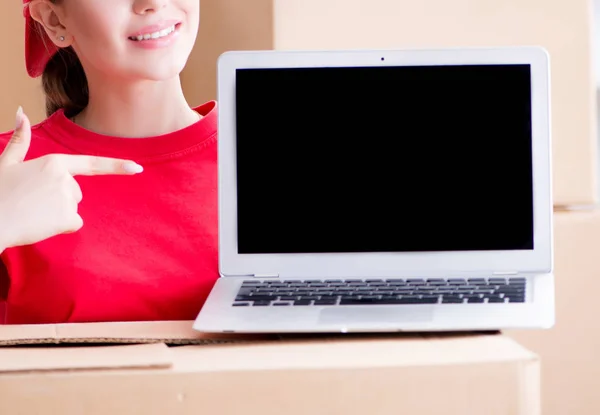 Mujer joven entregando cajas de efectos personales —  Fotos de Stock