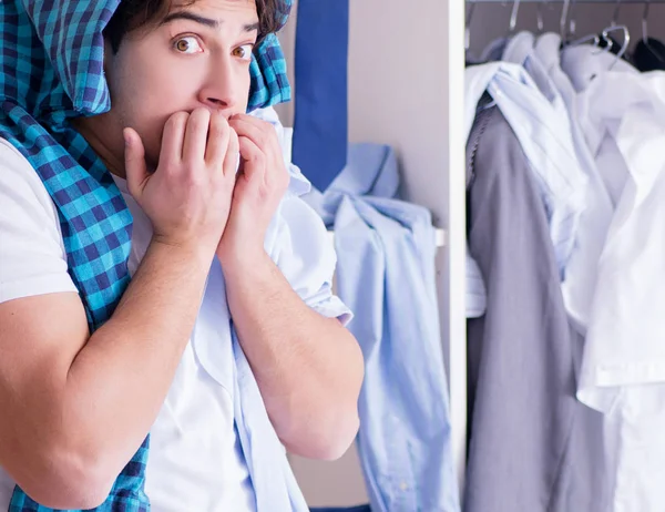 Muž bezmocný se špinavým oblečením po oddělení od manželky — Stock fotografie