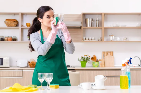 Jovem empreiteira fazendo tarefas domésticas — Fotografia de Stock