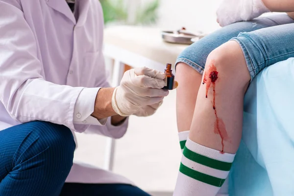 Junge Frau bei Arztbesuch am Bein verletzt — Stockfoto