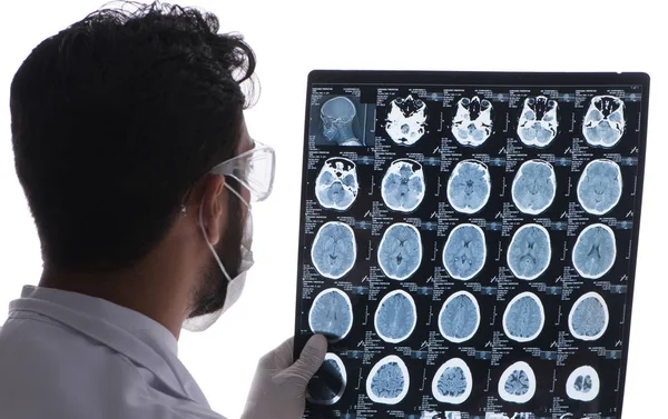 Jeune médecin regardant des images radiographiques isolées sur blanc — Photo