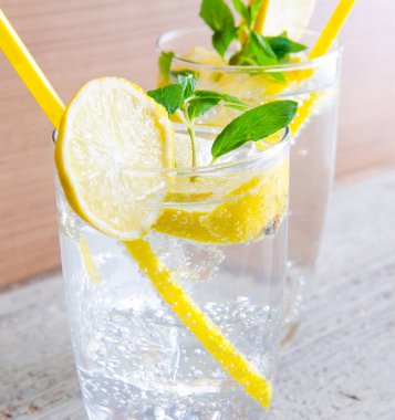Bir bardak limonlu mojito ve saman içmek.