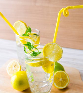 Bir bardak limonlu mojito ve saman içmek.