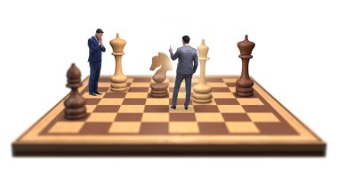 Strateji kavramında büyük satranç tahtasında iş adamı