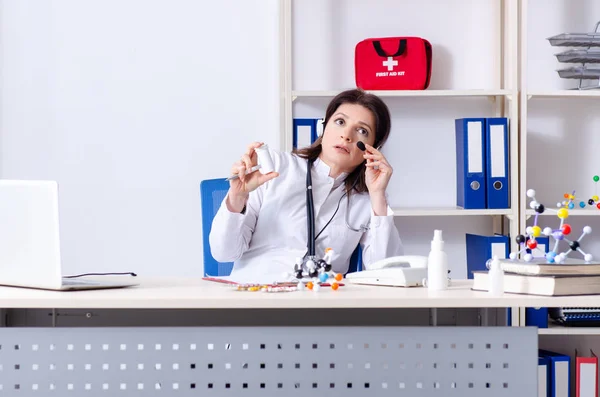 Middle-aged female doctor in telemedicine concept — Stock Photo, Image