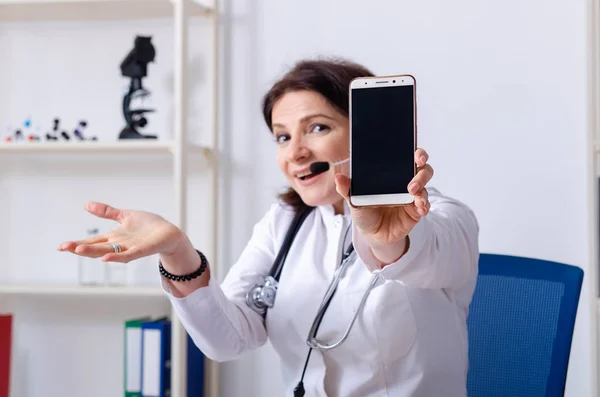 Doctora de mediana edad en concepto de telemedicina — Foto de Stock